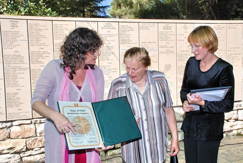 Stanislava Andryshchak receiving on behalf of her late parents, Stanislaw and Jadwiga Schultz, the certificate of honor of Righteous Among the Nations from Irena Steinfeldt, Director of the Righteous Among the Nations Department